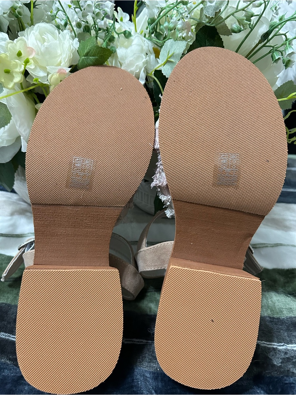 NWOT Rocket Dog Light Denim Beige and Tan Fringed Cross-Strap Sandals. Size 11 - Picture 8 of 8